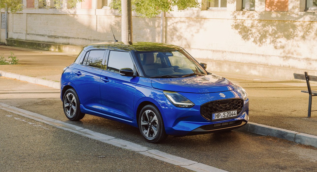 Suzuki Swift in Blau auf der Straße