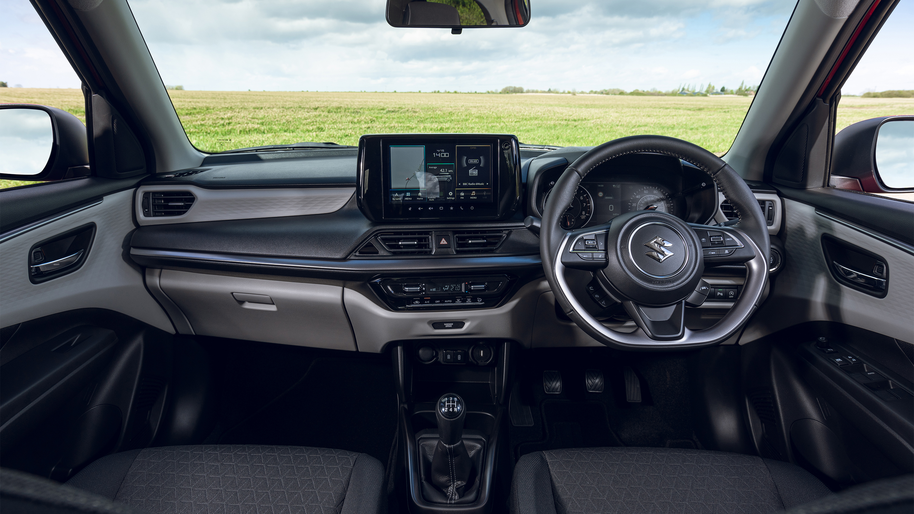 Suzuki Swift Innenraum mit Vordersitzen